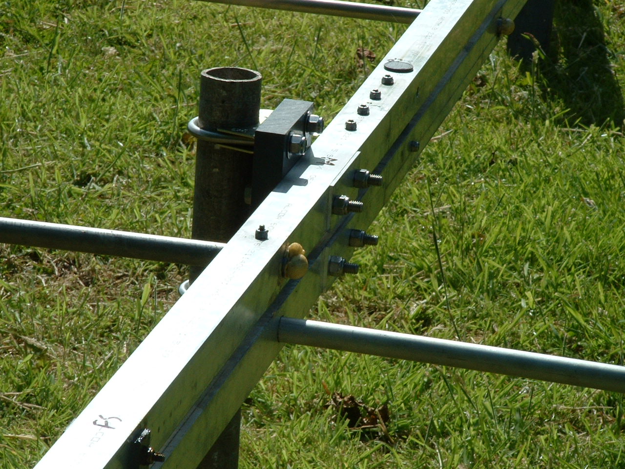 Boom centre and sub mast insulated fixing plate